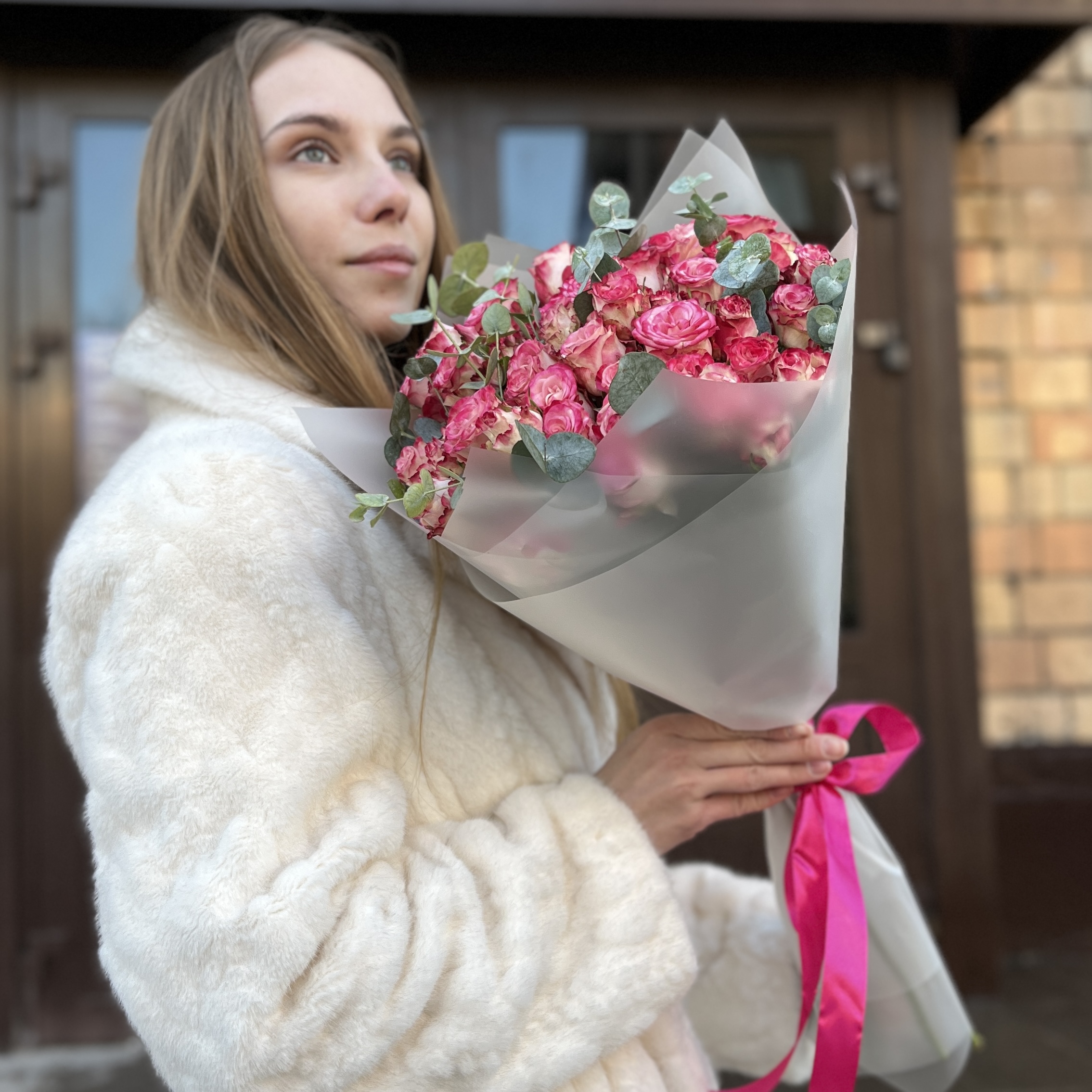 11 кустовых пионовидных роз Сансет мэджик 60 см с эвкалиптом